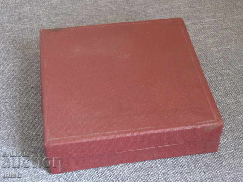 Licitație Medalie/Plachetă masivă de bronz veche din Kazanlăk, cutie Licitație Medalie/Plachetă masivă de bronz veche din Kazanlăk, cutie