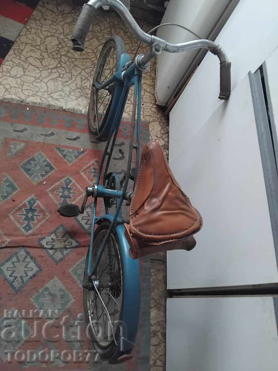 "Bicicletă pentru copii foarte veche din perioada socialistă "BROASCĂ", poloneză" cu preț € 102.26 | 200.00 BGN