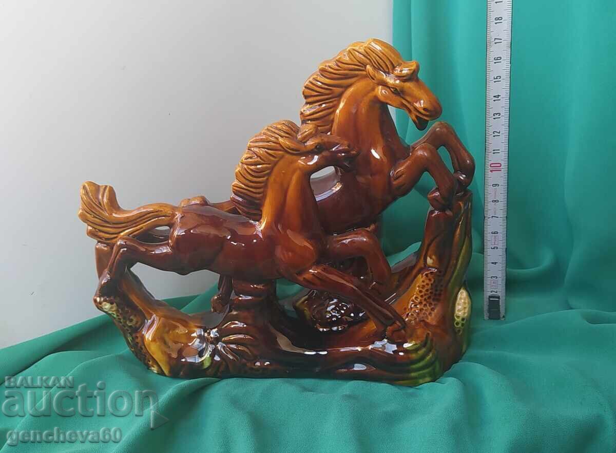 Statuetă ,,Cai Sălbatici" - Ceramică de Troian/etichetă Statuetă ,,Cai Sălbatici" - Ceramică de Troian/etichetă