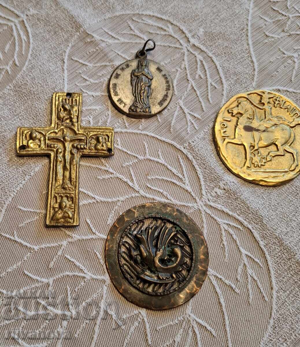Cruci și medalioane vechi