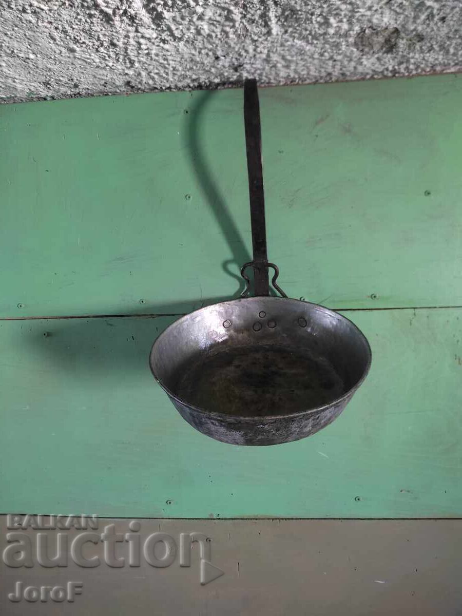 Licitație Tigaie mare veche Licitație Tigaie mare veche