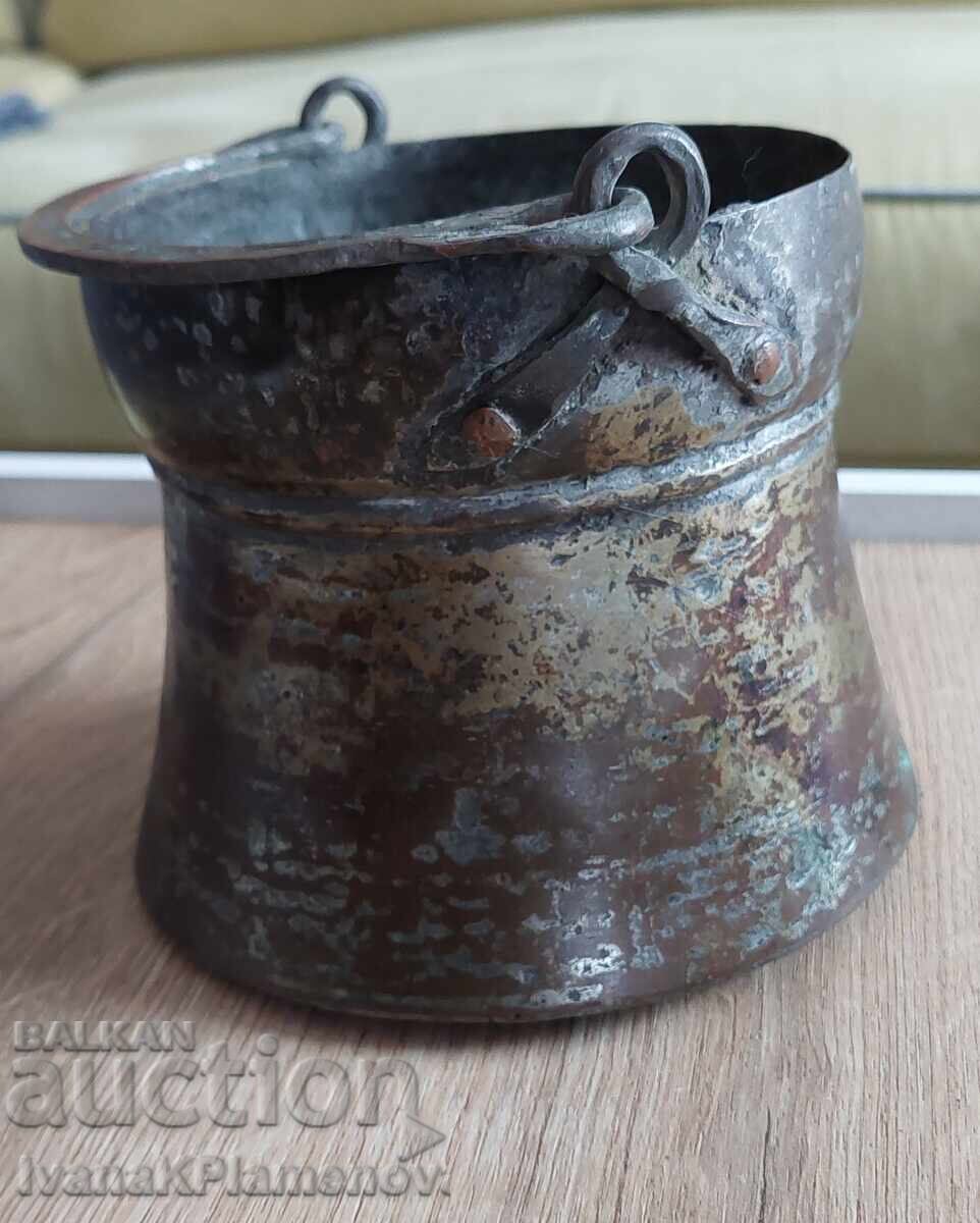 Παράδοση Χάλκινο ρετρό κατσαρολάκι για γνώστες Παράδοση Χάλκινο ρετρό κατσαρολάκι για γνώστες