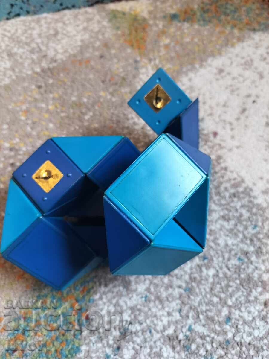 Оригинална Змия на Рубик с цена € 7.67 | 15.00 лв. Оригинална Змия на Рубик с цена € 7.67 | 15.00 лв.