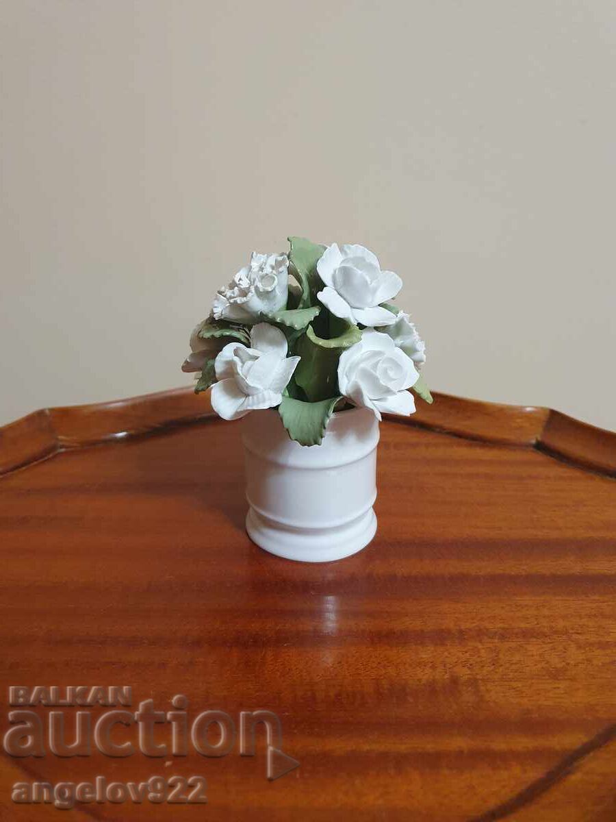 Decorațiune din porțelan englezesc AINSLEY cu preț € 0.01 | 0.02 BGN