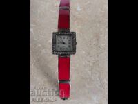 Argint cu pietricele pe carcasă - Funcționează