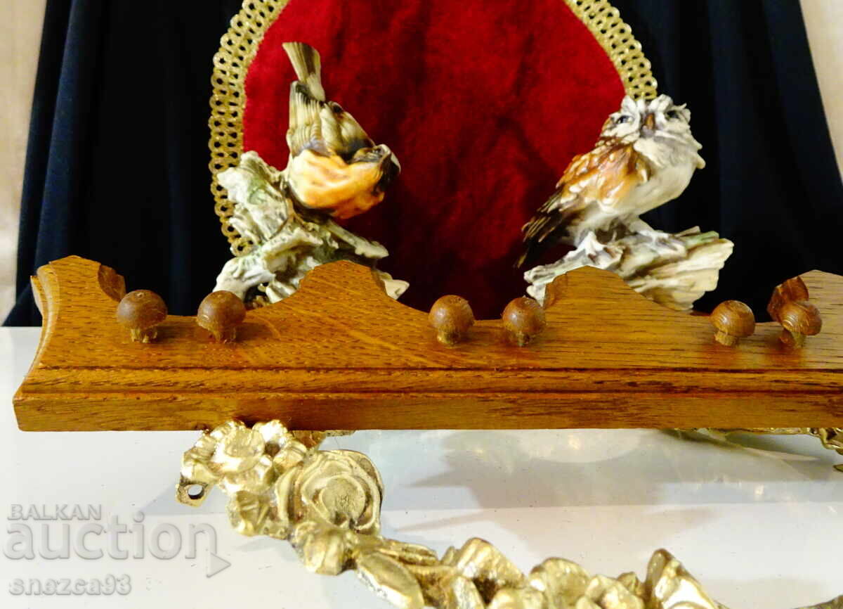 Auction  Wall hanger made of natural wood, crown