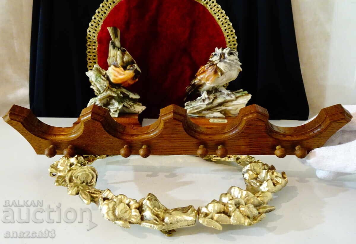 Delivery of Wall hanger made of natural wood, crown