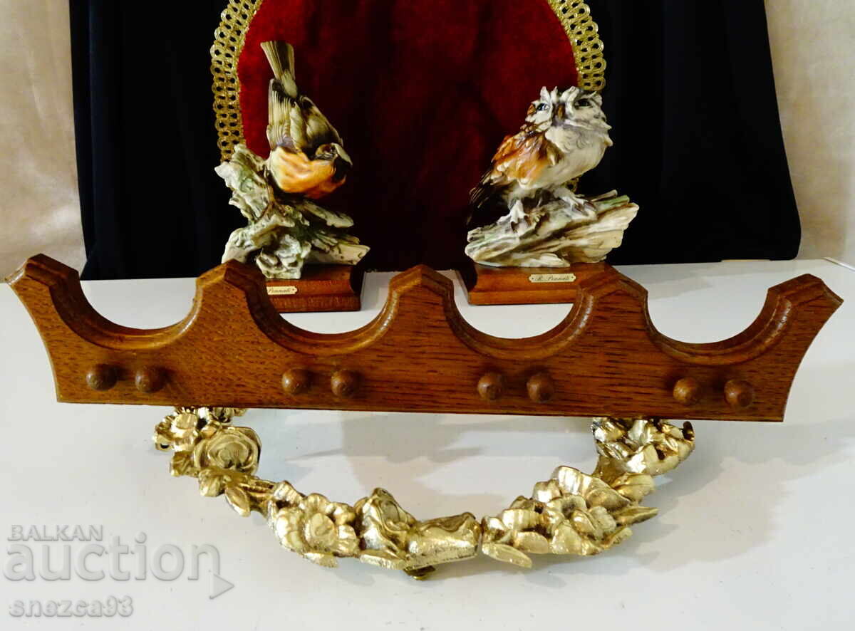 Wall hanger made of natural wood, crown