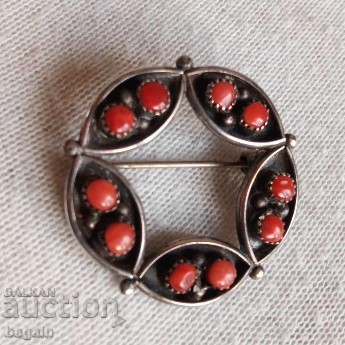 Broșă unică cu corali. Argint Broșă unică cu corali. Argint