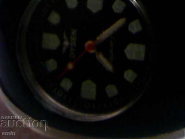 Delivery of Interesting red watch, works, no battery Delivery of Interesting red watch, works, no battery