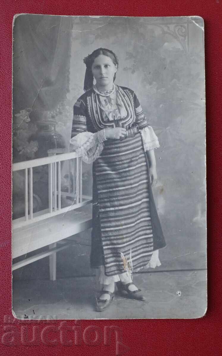 Femeie în Costum Popular din Ținutul Kjustendil Femeie în Costum Popular din Ținutul Kjustendil