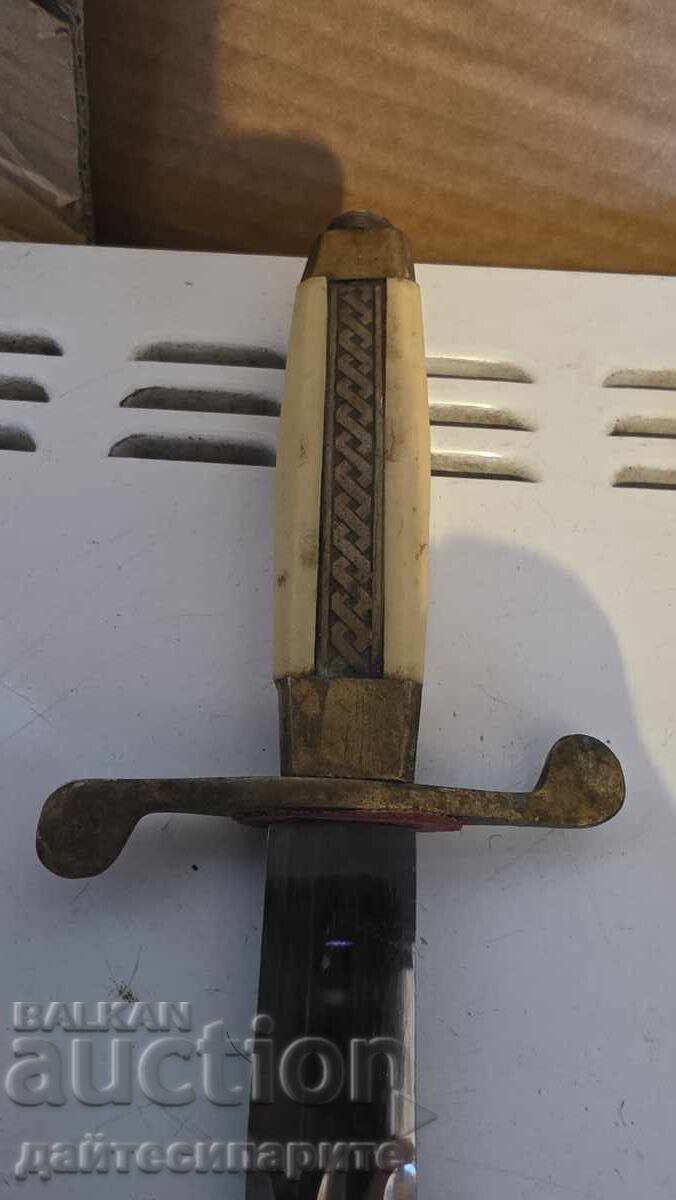 Sabie veche de cursant cu teacă cu preț € 76.00 | 148.64 BGN