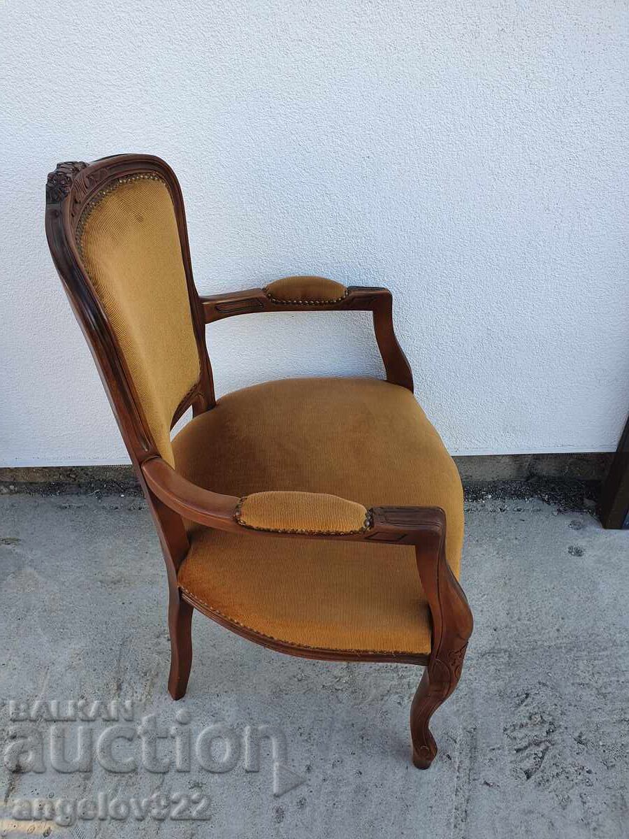 Auction  Beautiful vintage solid wood chair!!!