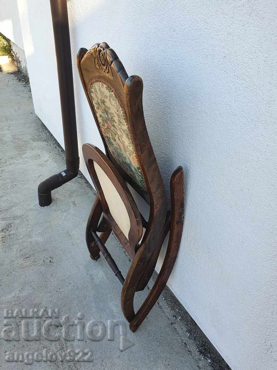 Scaun balansoar pliabil din lemn vintage masiv!!! cu preț € 0.01 | 0.02 BGN Scaun balansoar pliabil din lemn vintage masiv!!! cu preț € 0.01 | 0.02 BGN