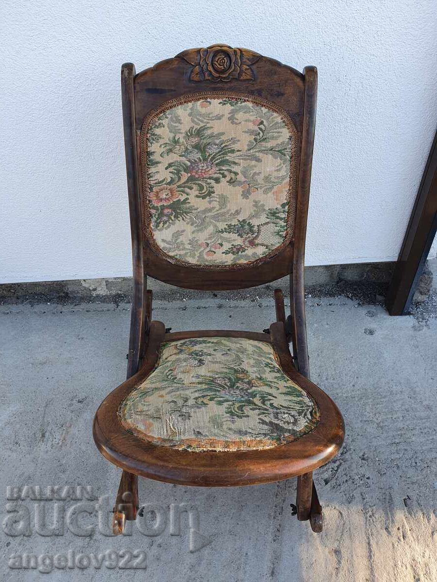 Livrarea Scaun balansoar pliabil din lemn vintage masiv!!! Livrarea Scaun balansoar pliabil din lemn vintage masiv!!!