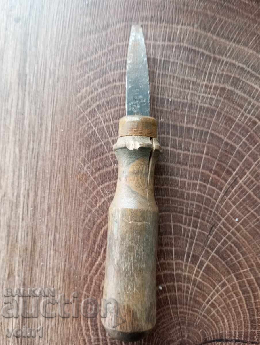 Licitație O șurubelniță veche