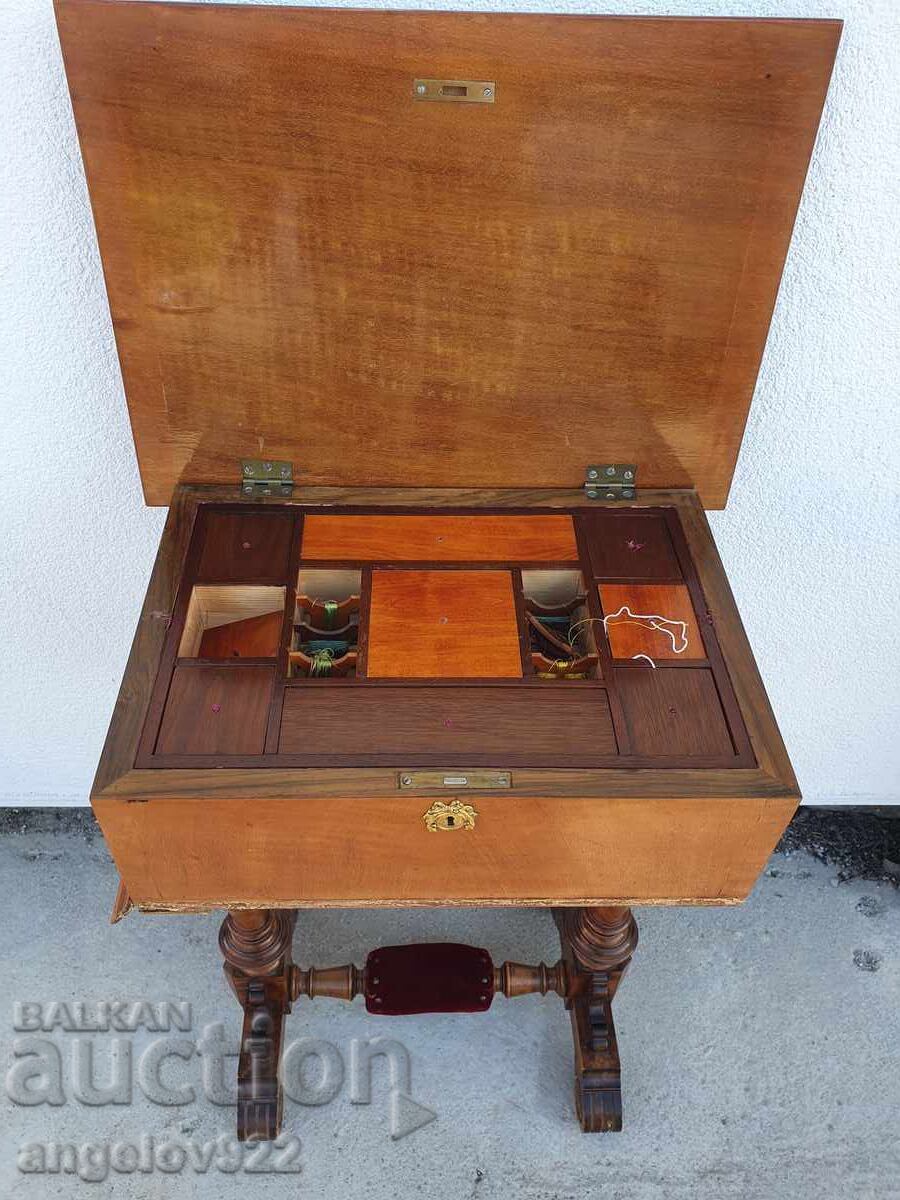 Δημοπρασία Αντίκα ξύλινο τραπέζι ραπτικής μασίφ!!!