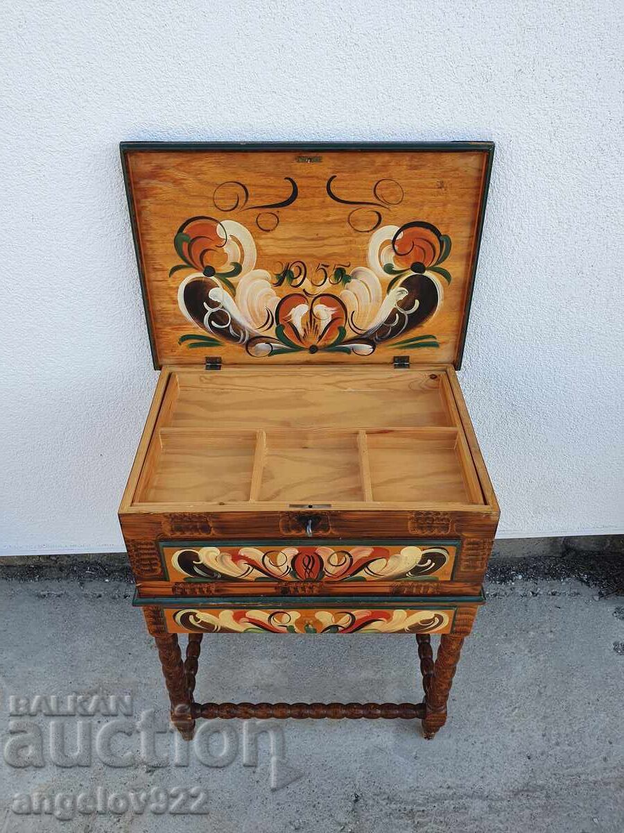 Comodă vintage din lemn, pictată manual, din 1955 cu preț € 0.01 | 0.02 BGN