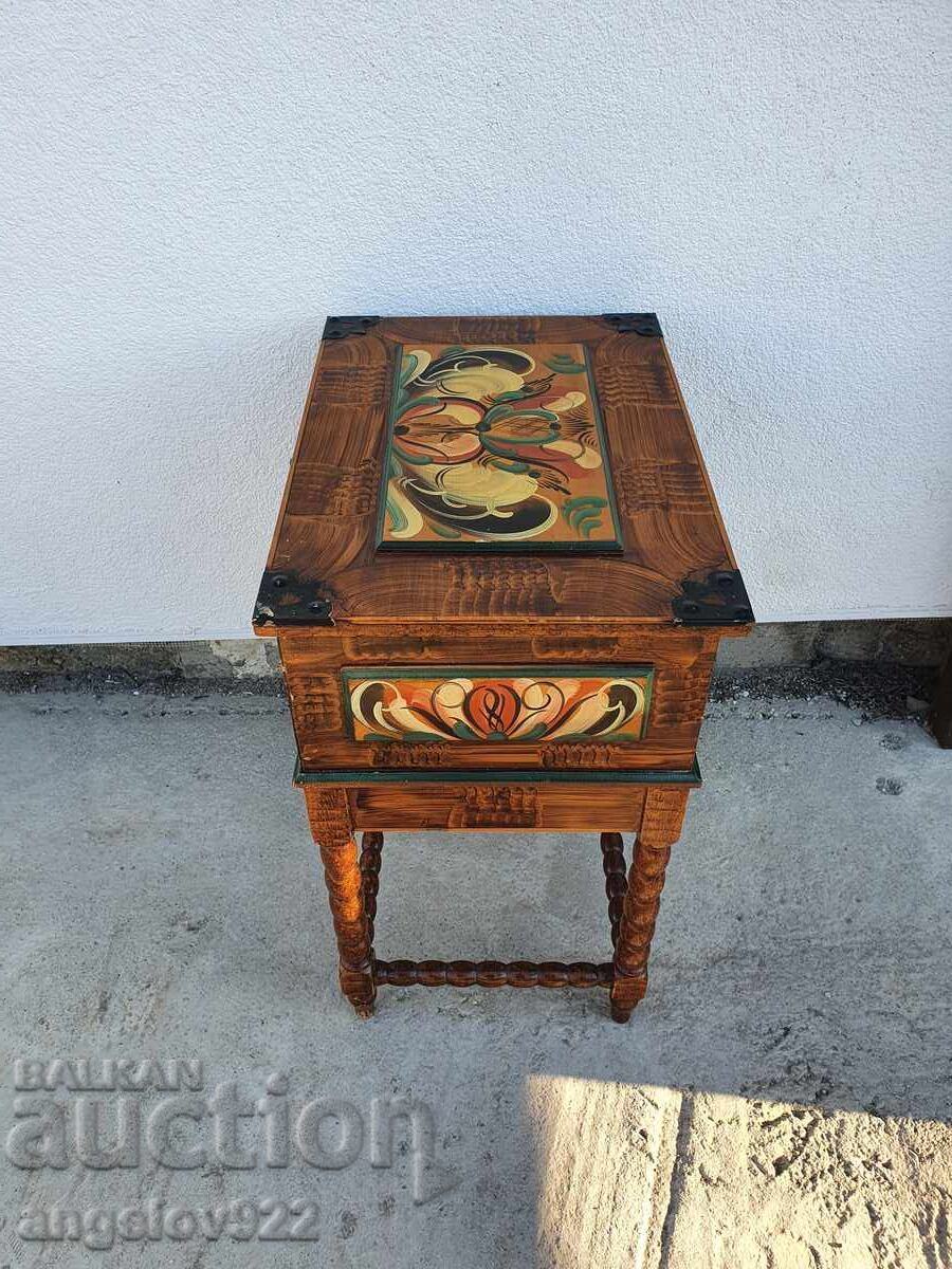 Livrarea Comodă vintage din lemn, pictată manual, din 1955