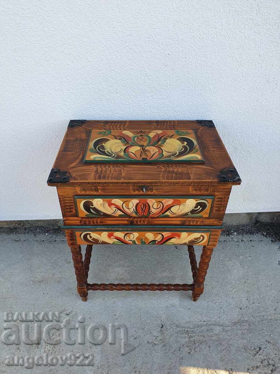 Comodă vintage din lemn, pictată manual, din 1955