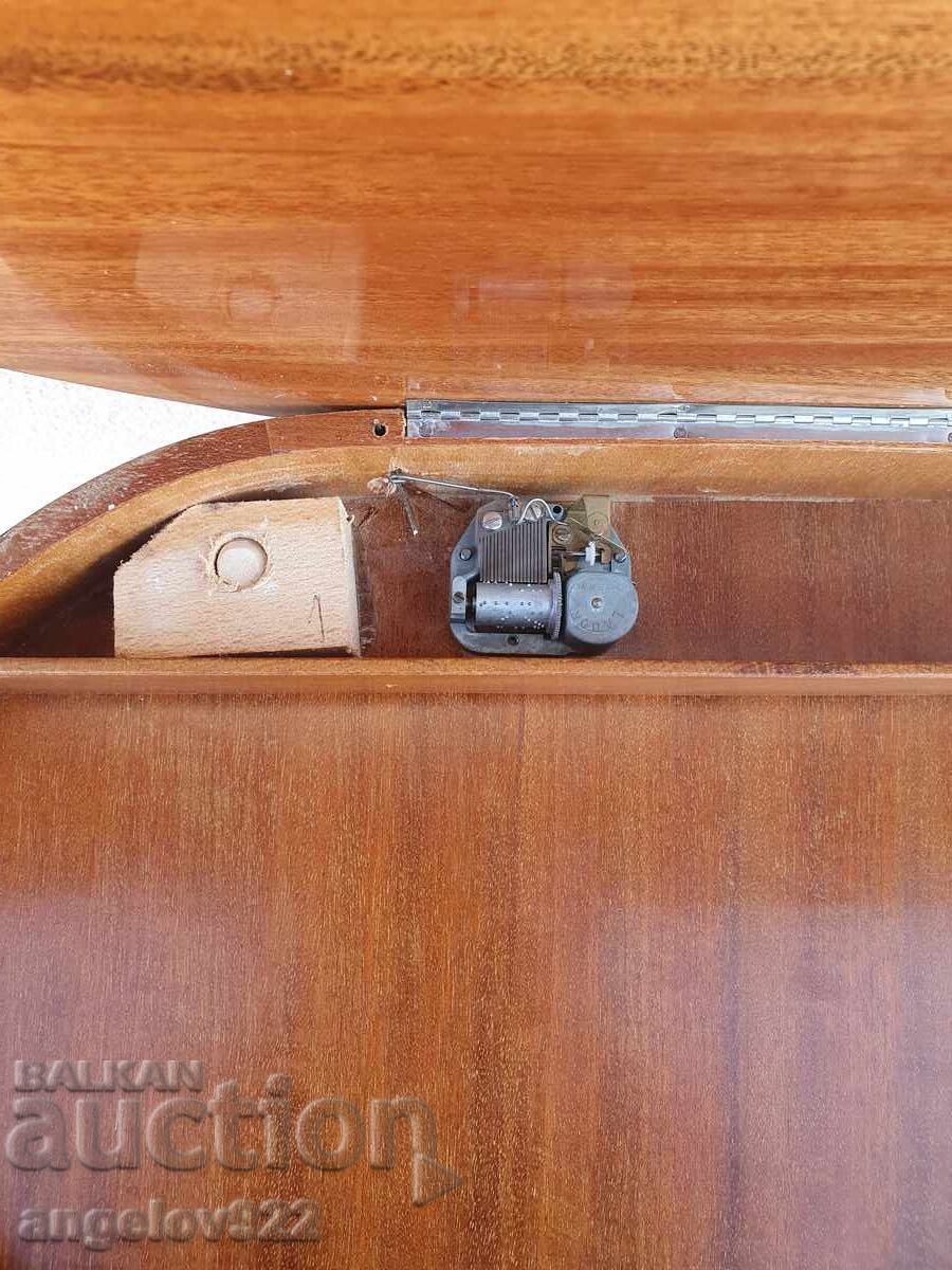 Livrarea Măsuță din lemn vintage frumoasă cu intarsie masivă!!! Livrarea Măsuță din lemn vintage frumoasă cu intarsie masivă!!!