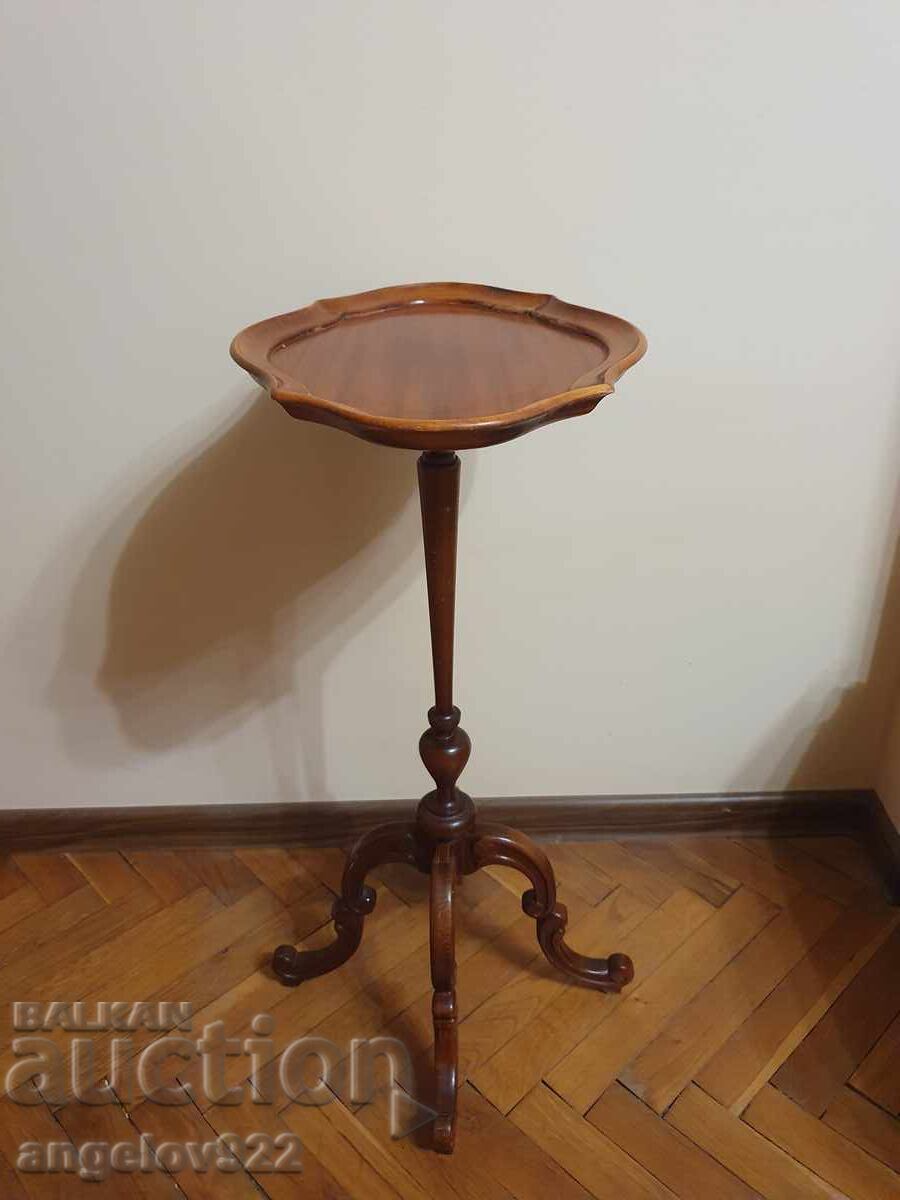 Auction Beautiful vintage solid wood table!!! Auction Beautiful vintage solid wood table!!!