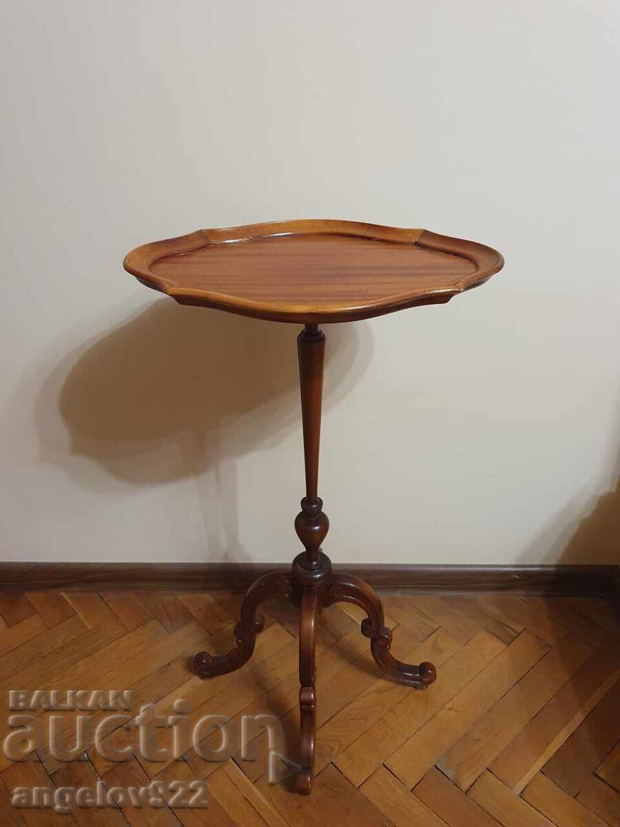 Beautiful vintage solid wood table!!! Beautiful vintage solid wood table!!!