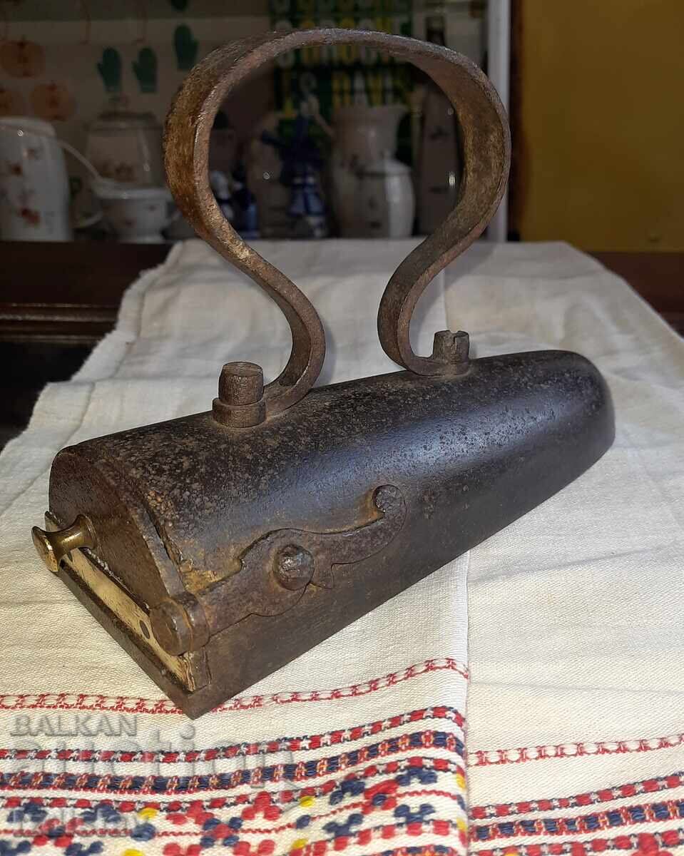 Model rar de fier de călcat din secolul al XIX-lea cu preț € 65.00 | 127.13 BGN Model rar de fier de călcat din secolul al XIX-lea cu preț € 65.00 | 127.13 BGN