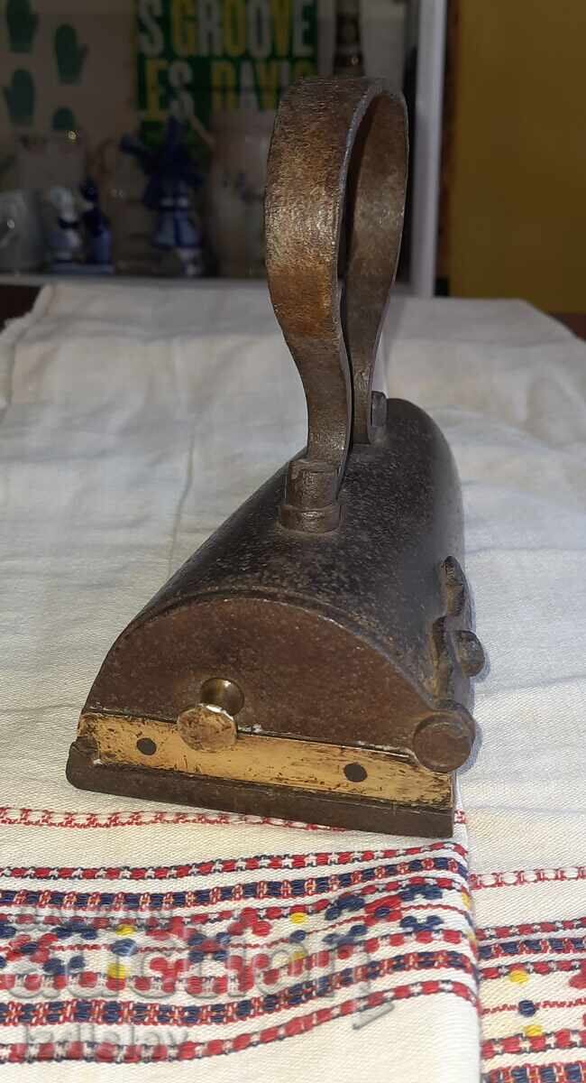 Licitație Model rar de fier de călcat din secolul al XIX-lea Licitație Model rar de fier de călcat din secolul al XIX-lea