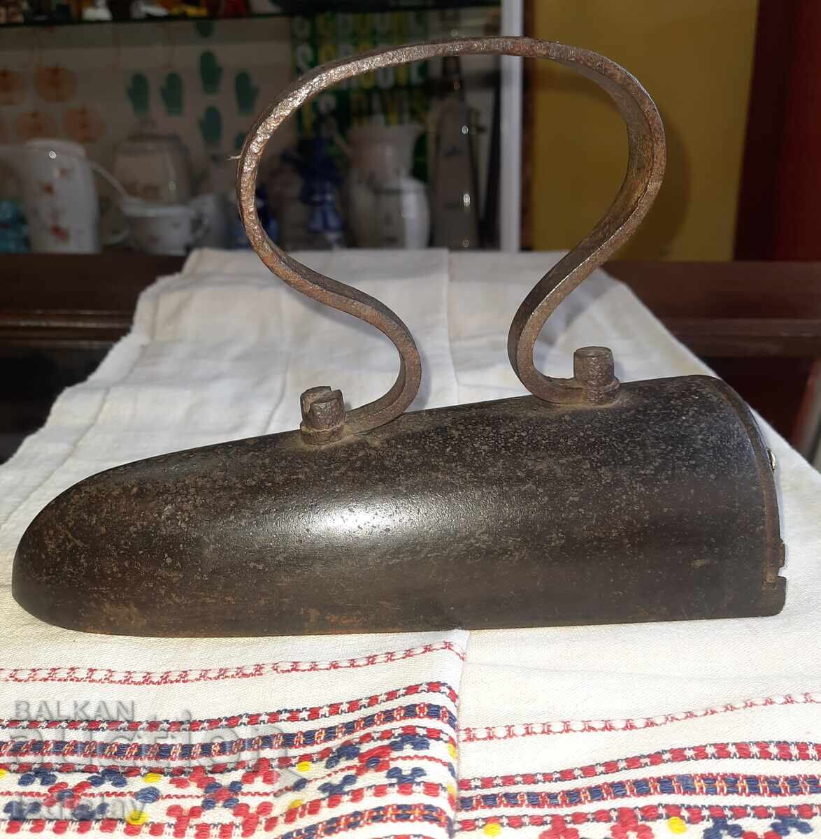 Model rar de fier de călcat din secolul al XIX-lea Model rar de fier de călcat din secolul al XIX-lea