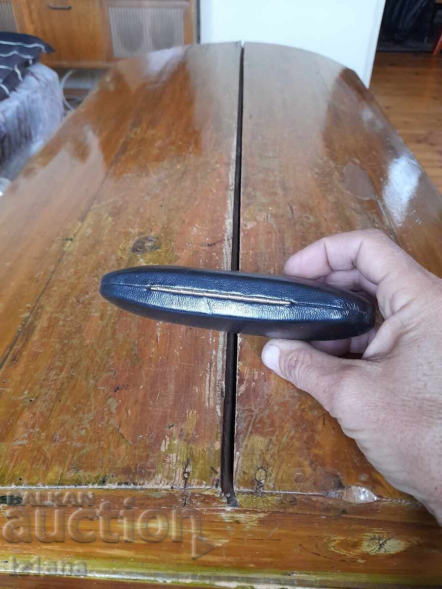 Livrarea Cutie veche pentru ochelari Livrarea Cutie veche pentru ochelari