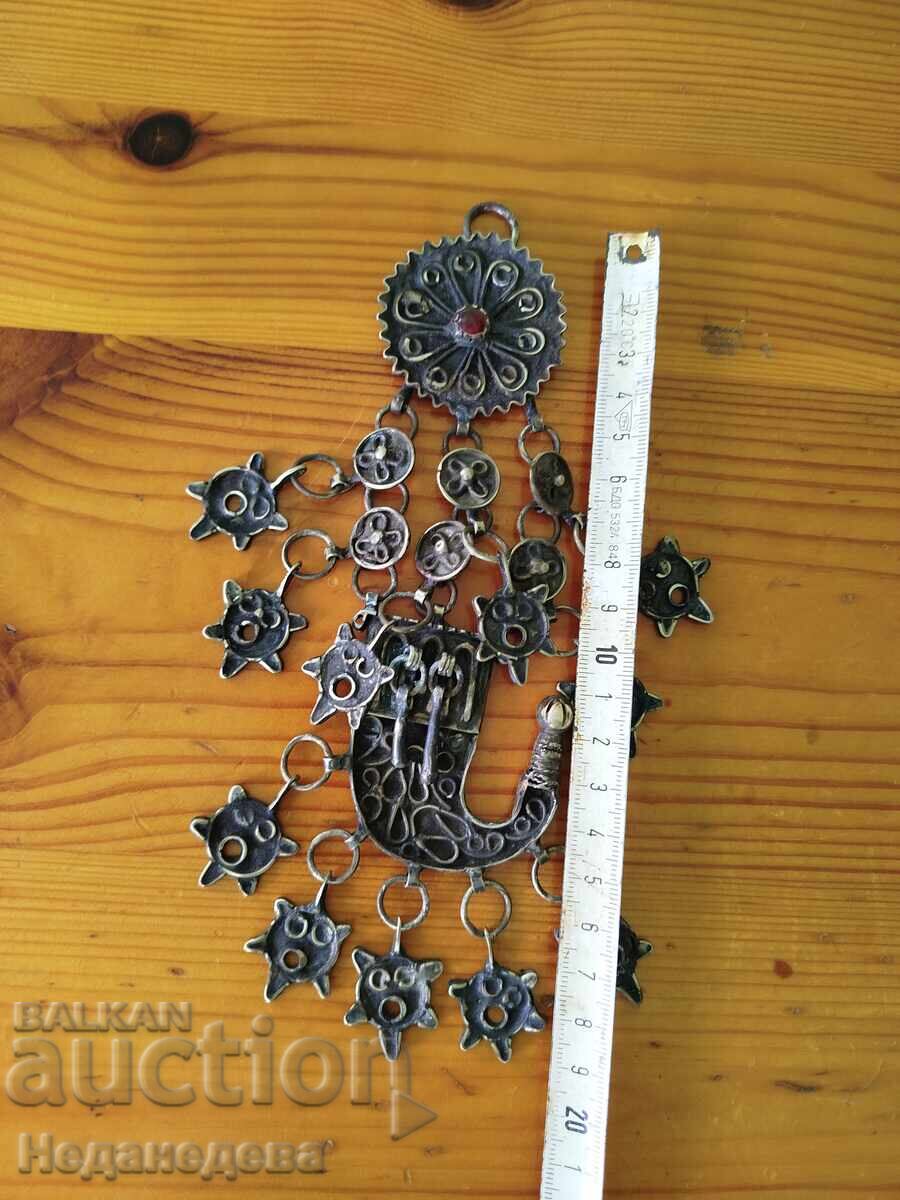 Παράδοση Κοσμήματα, Νύχι, Ψαλίδι, Τρέμουλο Παράδοση Κοσμήματα, Νύχι, Ψαλίδι, Τρέμουλο