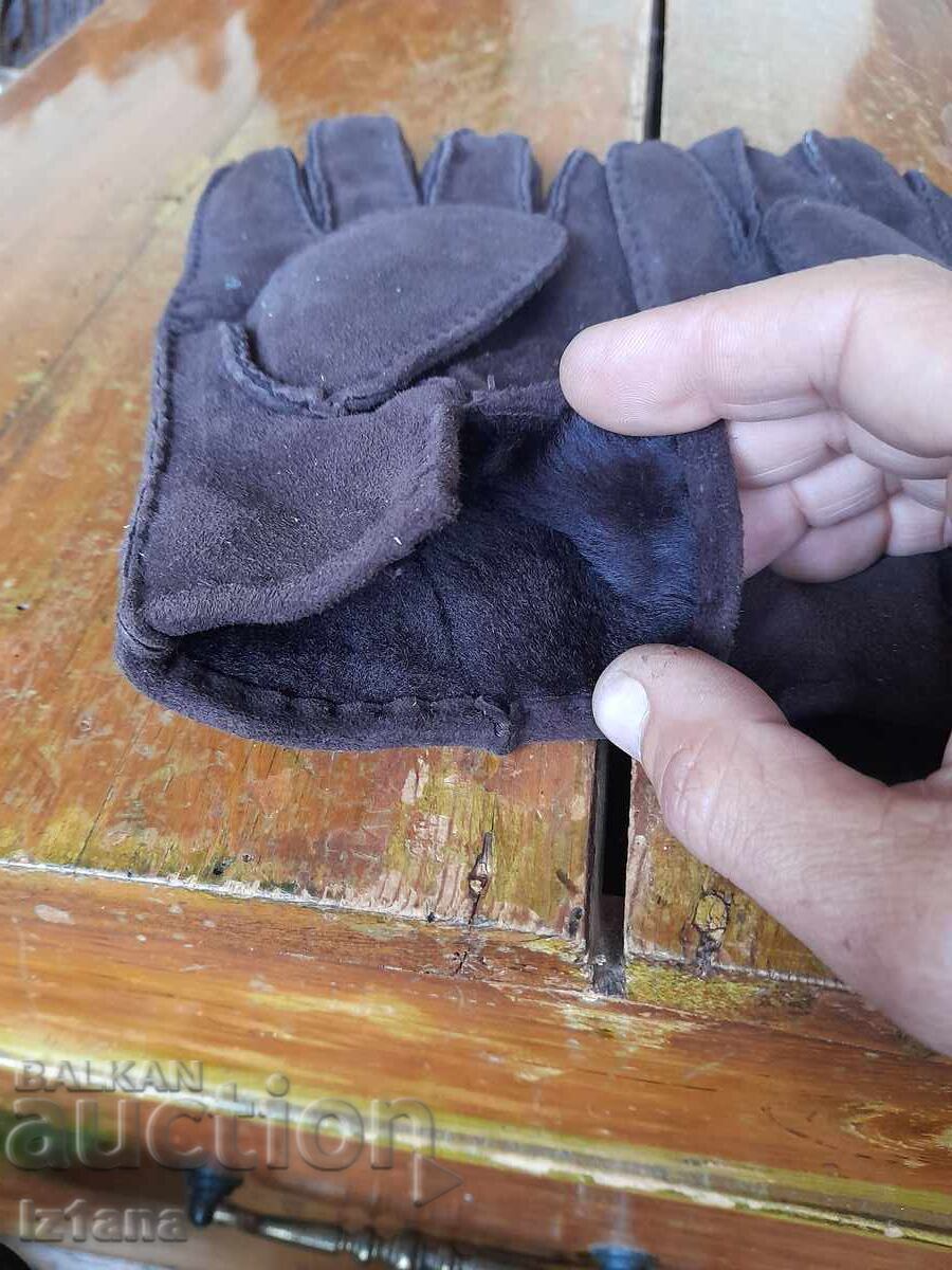 Аукцион Стари ръкавици