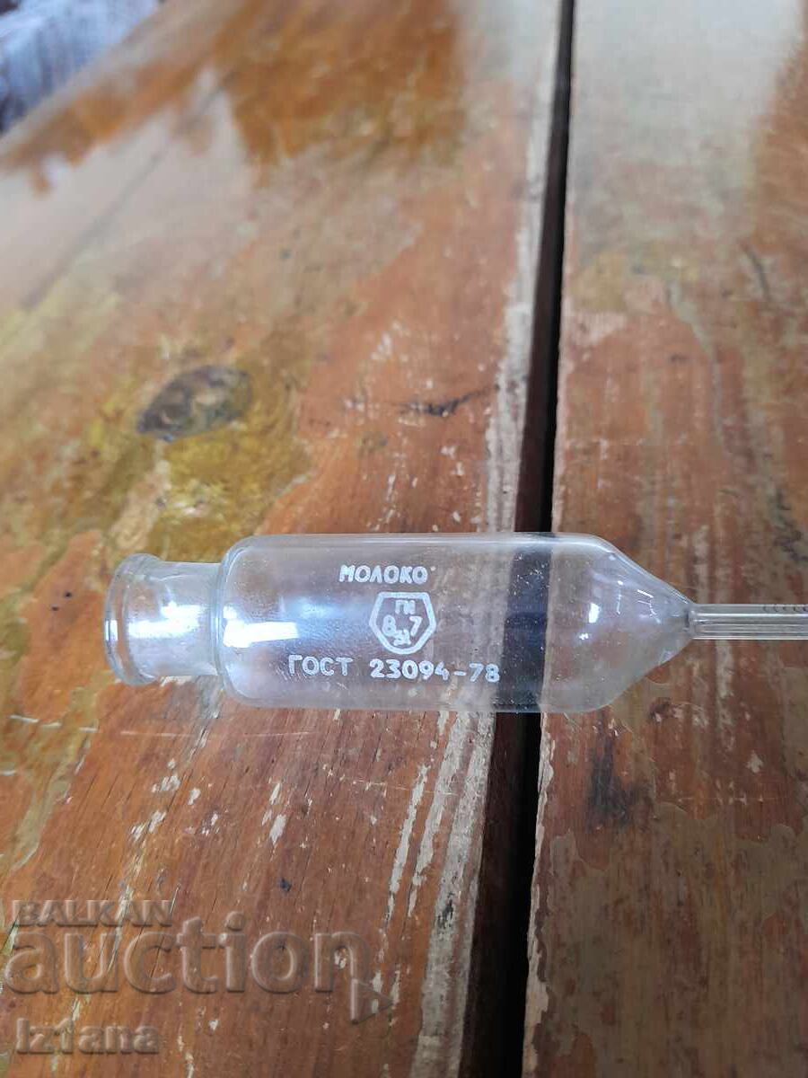 Pipetă de măsurare rusească veche, balon pentru lapte cu preț € 11.00 | 21.51 BGN Pipetă de măsurare rusească veche, balon pentru lapte cu preț € 11.00 | 21.51 BGN