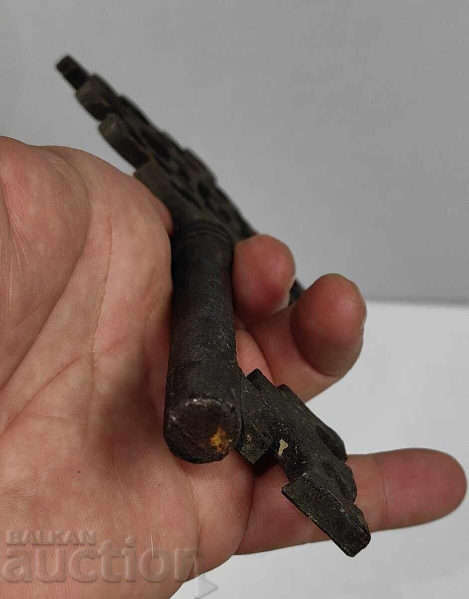 Доставка на МНОГО ГОЛЯМ МЕТАЛЕН КЛЮЧ С МОНОГРАМ ИНИЦИАЛИ БУКВИ Доставка на МНОГО ГОЛЯМ МЕТАЛЕН КЛЮЧ С МОНОГРАМ ИНИЦИАЛИ БУКВИ