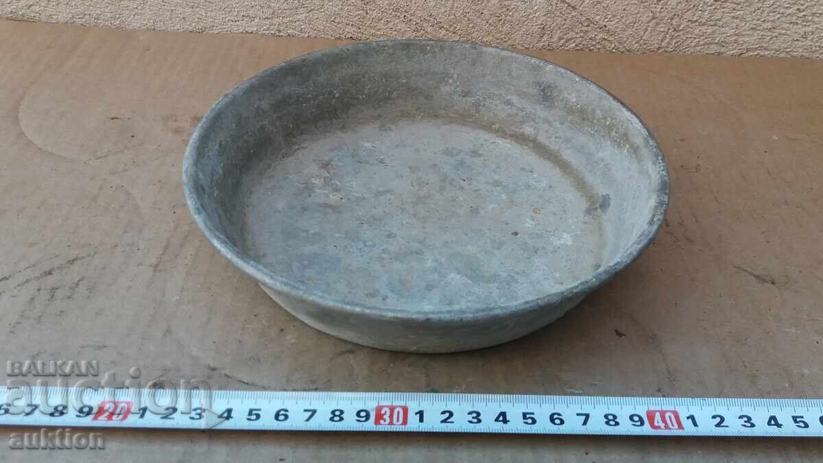 Παράδοση Παλιά μπρούτζινη κατσαρόλα, κούπα