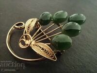 Брошка с нефрит, позлата, красива стилна 31.12.2025