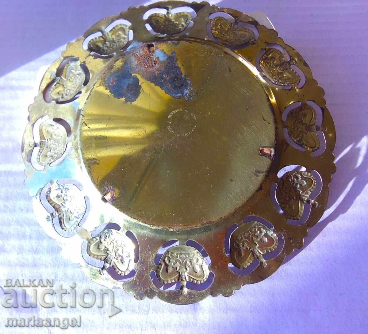 Auction  Souvenir Plate with a portrait - Queen Victoria 15cm