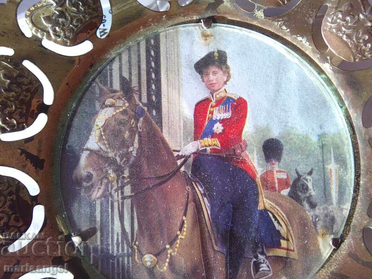 Delivery of Souvenir Plate with a portrait - Queen Victoria 15cm