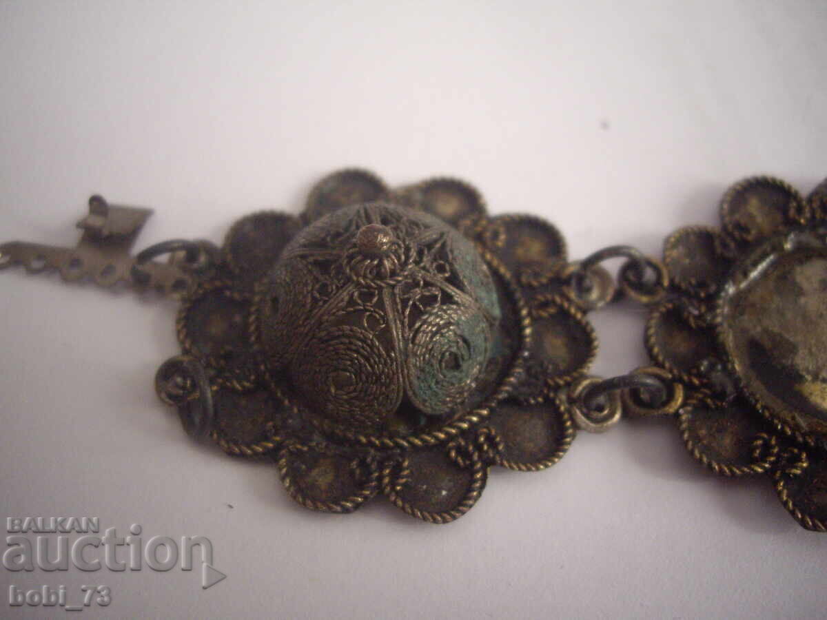 Стара била филиграмна гривна. с цена € 20.00 | 39.12 лв. Стара била филиграмна гривна. с цена € 20.00 | 39.12 лв.