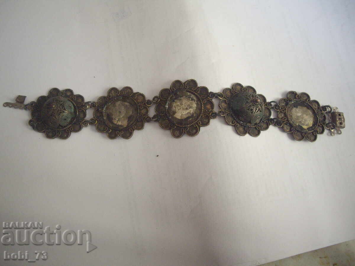 Стара била филиграмна гривна. Стара била филиграмна гривна.