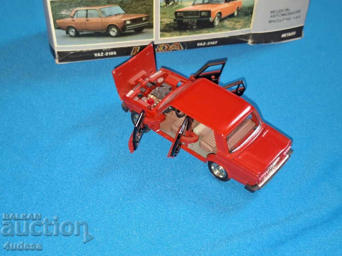 Livrarea Model metalic Lada 2105 VAZ la scară 1:43 URSS USSR