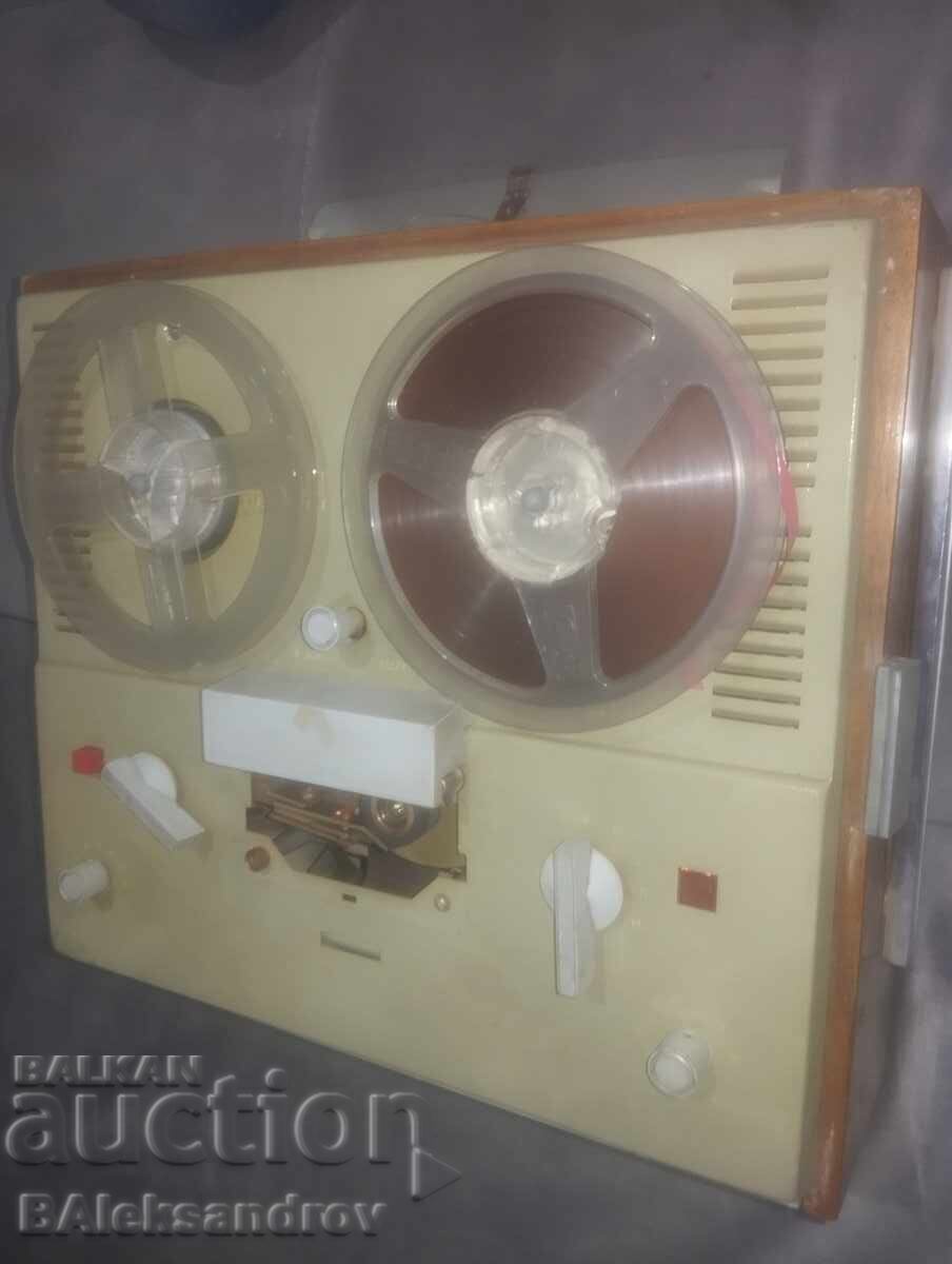 Δημοπρασία Παλιό φορητό μαγνητόφωνο για συλλογή ή χρήση Δημοπρασία Παλιό φορητό μαγνητόφωνο για συλλογή ή χρήση