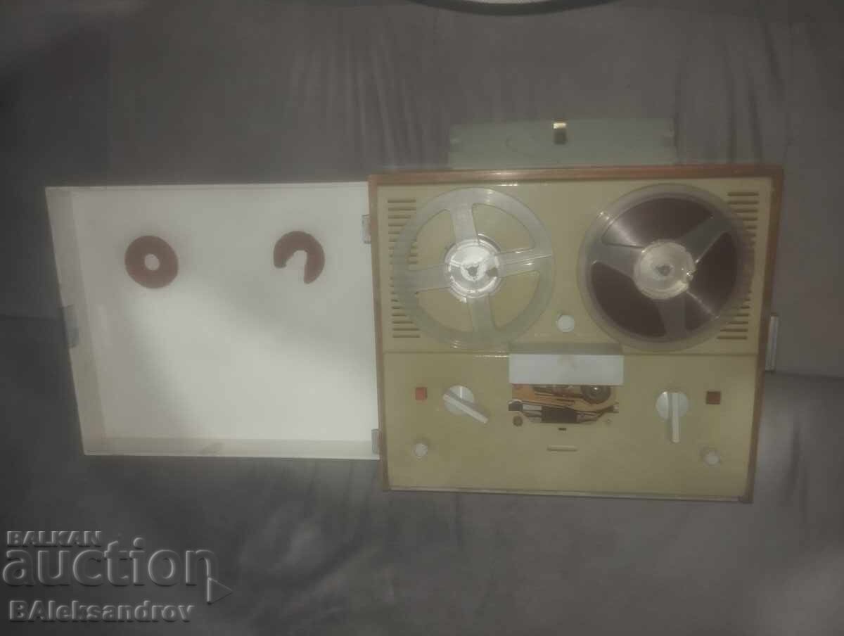 Παλιό φορητό μαγνητόφωνο για συλλογή ή χρήση Παλιό φορητό μαγνητόφωνο για συλλογή ή χρήση