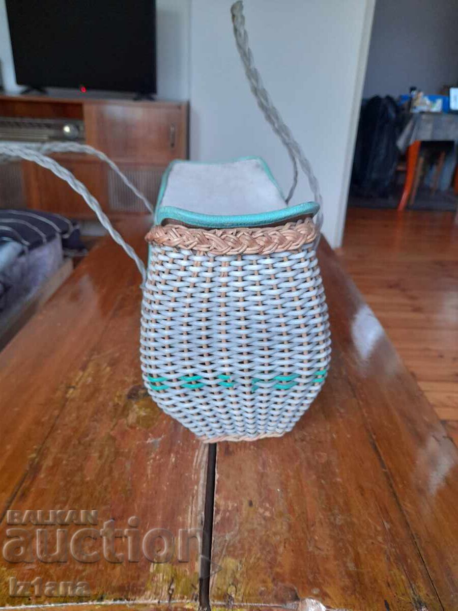 Geanta veche tesuta cu preț € 22.00 | 43.03 BGN Geanta veche tesuta cu preț € 22.00 | 43.03 BGN