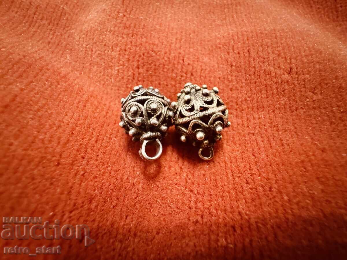 Nasturi argint pentru costum popular, filigran, 2 bucăți cu preț € 100.00 | 195.58 BGN Nasturi argint pentru costum popular, filigran, 2 bucăți cu preț € 100.00 | 195.58 BGN