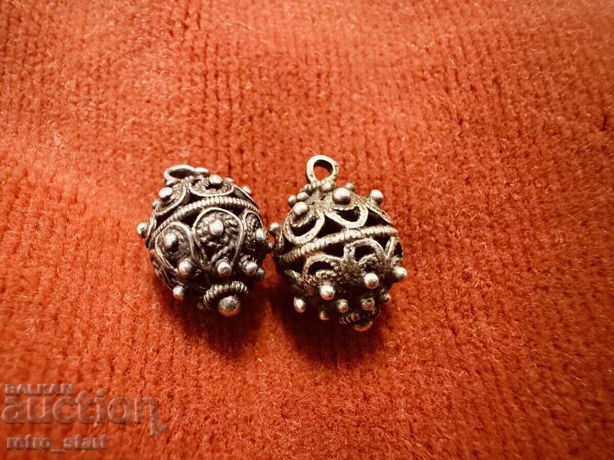 Licitație Nasturi argint pentru costum popular, filigran, 2 bucăți Licitație Nasturi argint pentru costum popular, filigran, 2 bucăți