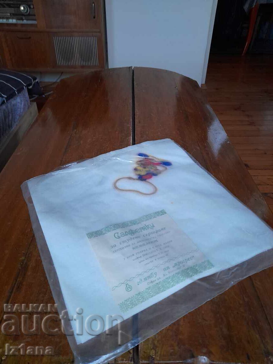 Стари салфетки за студено сервиране с цена € 11.00 | 21.51 лв.