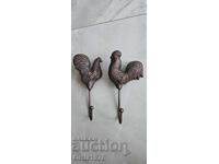 Комплект Чугунени масивни закачалки– Петел и кокошка.