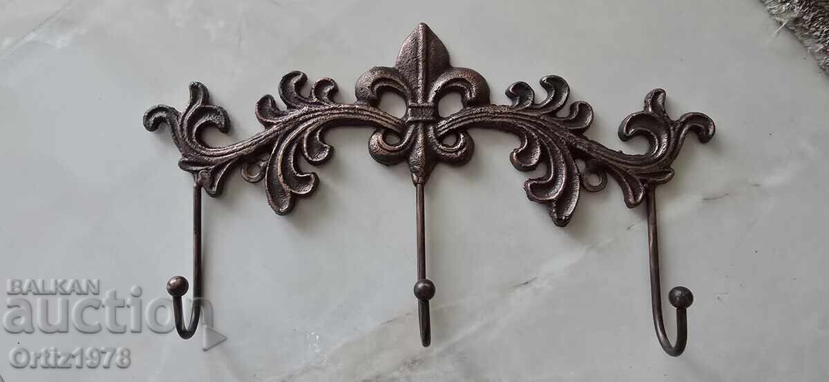 Изящна чугунена закачалка.